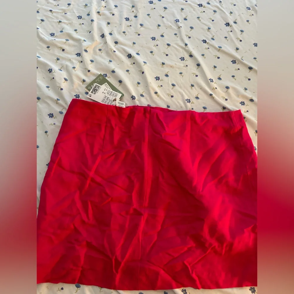 Bright pink H&M mini skirt! - Picture 4 of 4